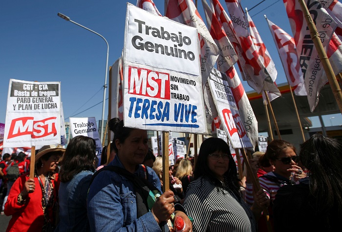 Los manifestantes exigen reforzar las partidas alimentarias, teniendo en cuenta que el Congreso argentino aprobó la ley de Emergencia Alimentaria.