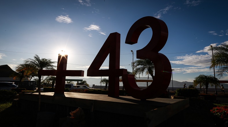 La colectividad de la ciudad de Acapulco erigió un monumento en conmemoración de los 43 estudiantes desaparecidos de Ayotzinapa, como un recordatorio del atroz crimen que aún permanece impune. 