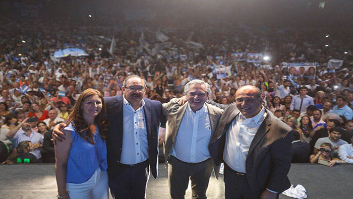 Alberto estuvo acompañado por el gobernador de Tucumán, Juan Manzur y el precandidato a gobernador salteño, Sergio Leavy, quien fue ovacionado por la gente que se concentró en el Estado Delmi.