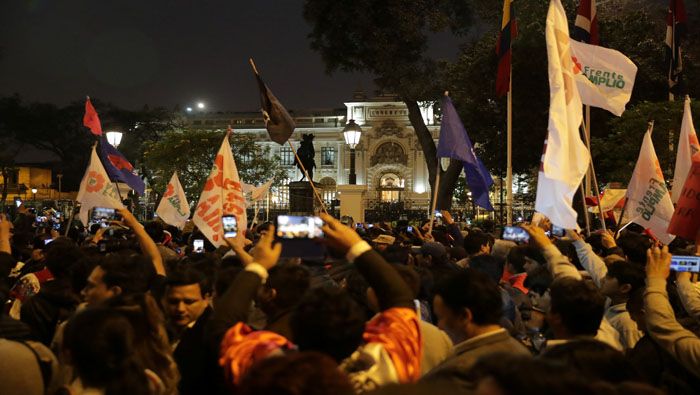 Sectores de la población salieron a las calles peruanas luego del anuncio realizado por Martín Vizcarra en horas de la tarde.