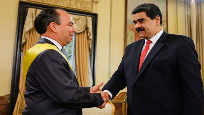 El presidente venezolano condecoró al embajador cubano Rogelio Polanco 