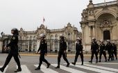 Miembros de una patrulla policial caminan cerca del palacio de gobierno en Lima, Perú.