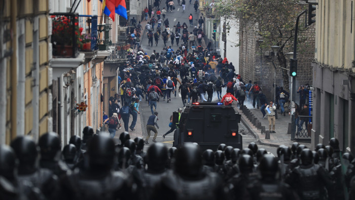Manifestantes se enfrentan con la Policía el jueves en Quito, Ecuador.