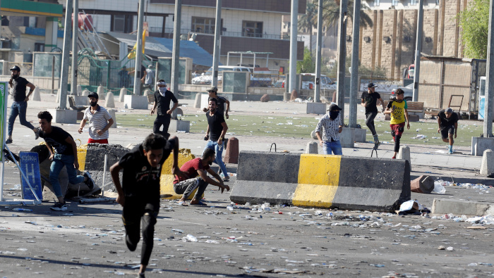 Manifestantes antigubernamentales enfrentan a la policía en calles de Bagdad.