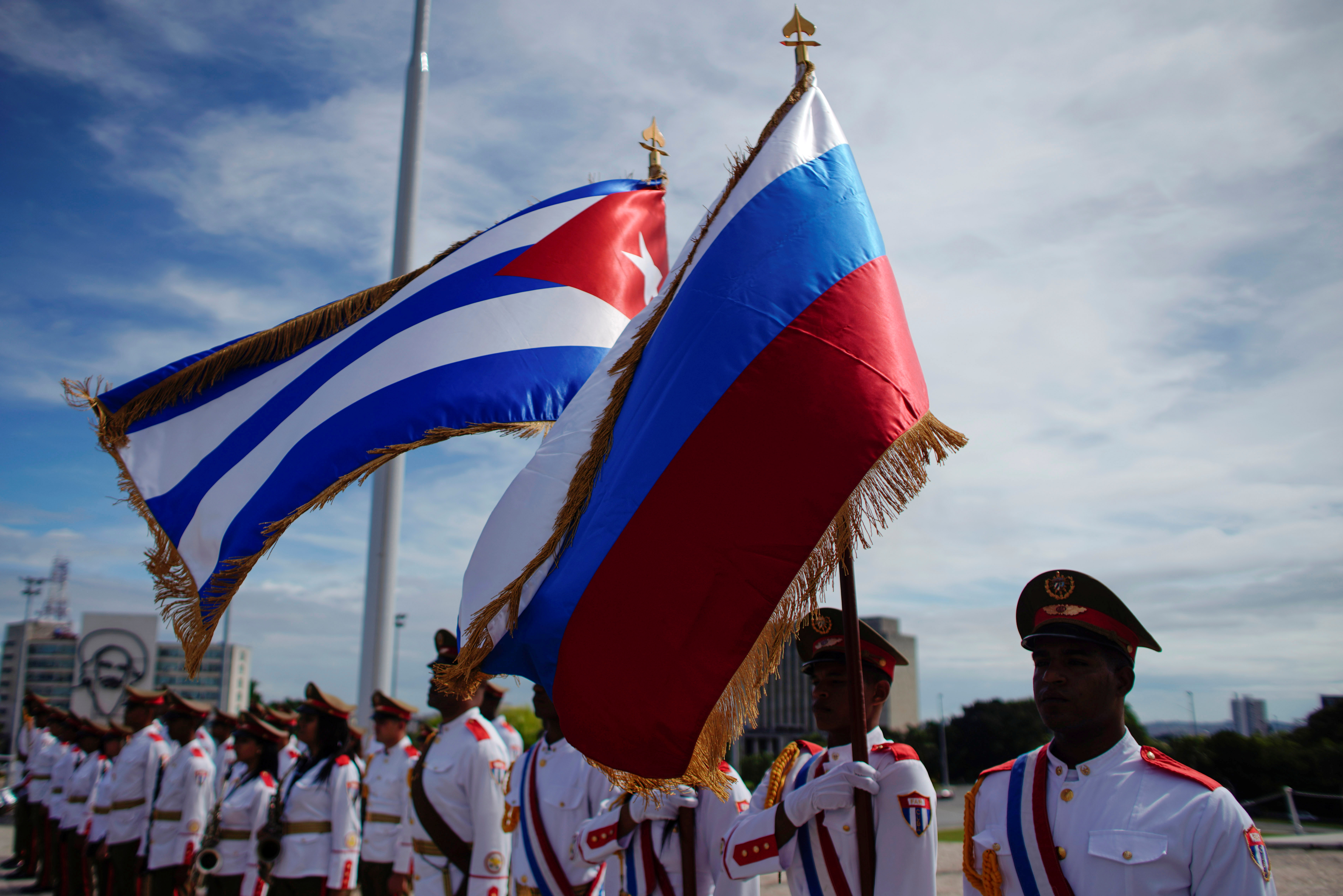 El primer ministro de Rusia llegó a Cuba este jueves para reforzar las relaciones bilaterales.