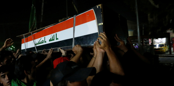 Los hombres llevan el ataúd de un manifestante que fue asesinado durante las protestas antigubernamentales en Bagdad.