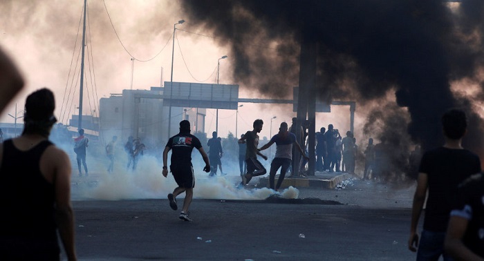 Las protestas han generado 93 muertes en menos de una semana, ante lo que el gobierno de Iraq toma decisiones.