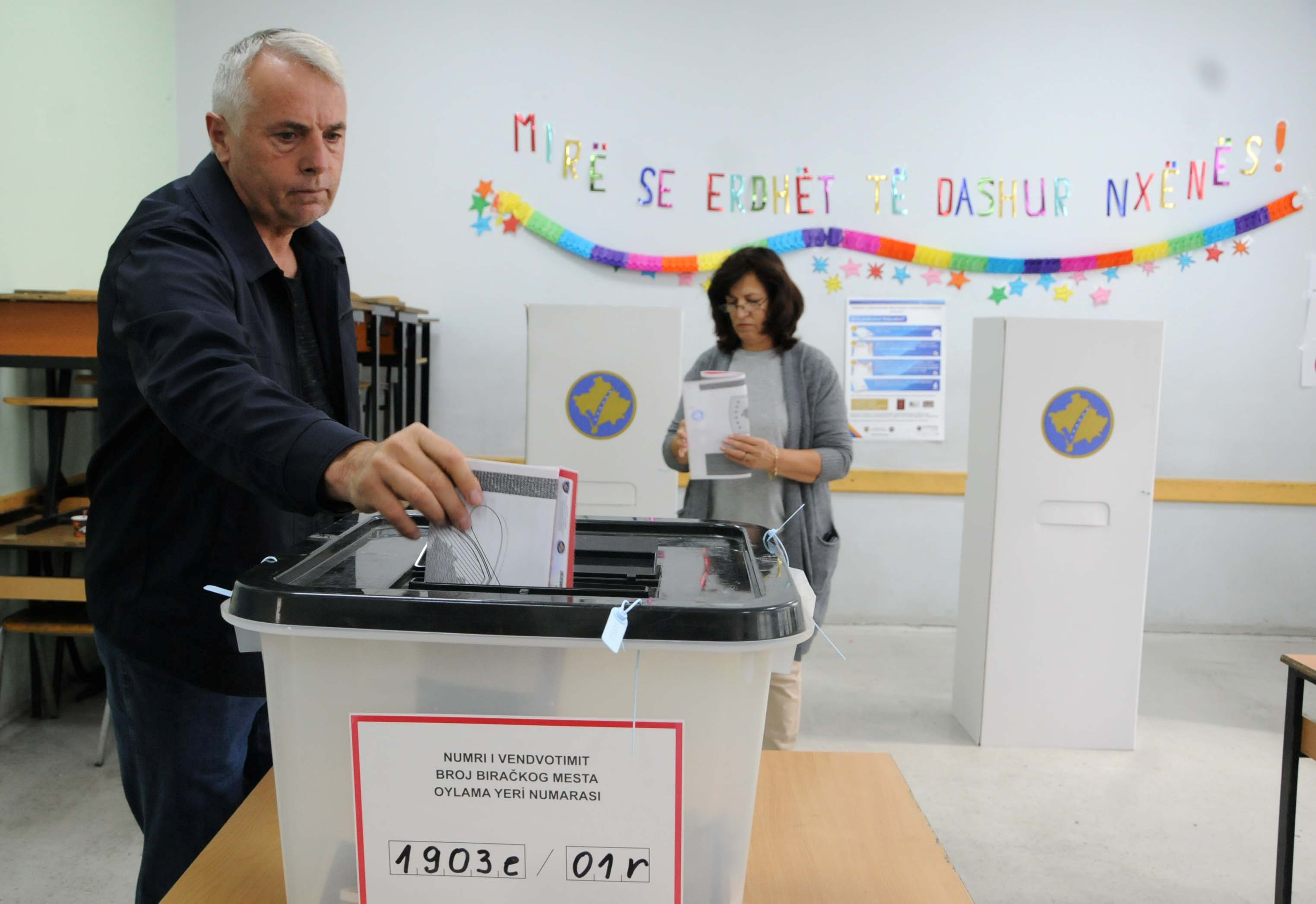 Escrutadas las tres cuartas partes de los votos en Kosovo, la fuerza de izquierda Vetevendosje (Autodeterminación), obtuvo la mayoría de votos (un 25,9 por ciento).