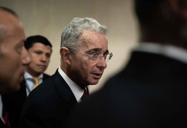 La Corte Suprema de Justicia de Colombia alega que Uribe intentó que el paramilitar Juan Guillermo Monsalve se retractara de su declaración en la que lo vincula con grupos delictivos.