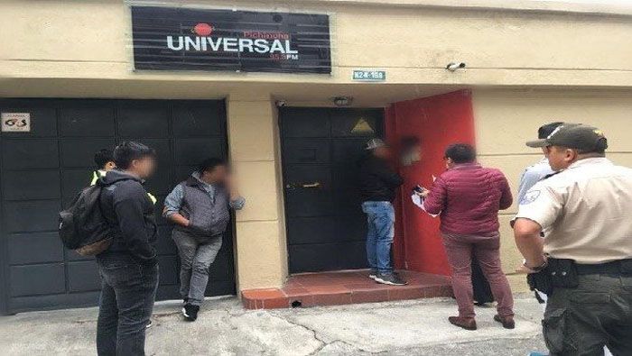 Periodistas de Pichincha Universal manifestaron su rechazo contundente a la presencia de la Policía en la sede del medio.
