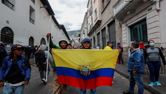 El pueblo se mantiene en resistencia para que el presidente Moreno elimine el decreto 883 que clausuró el subsidio y el alza del precio de la gasolina en Ecuador.