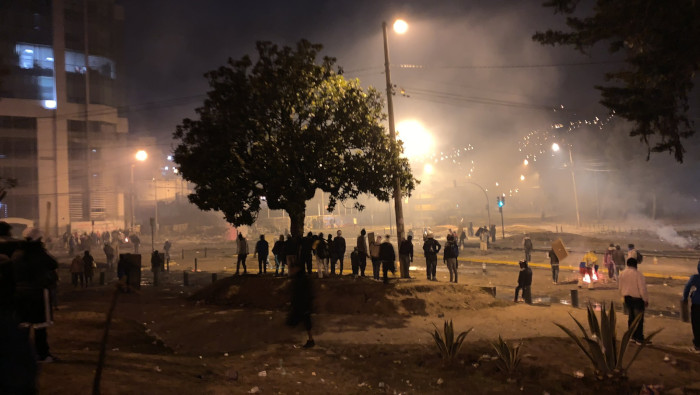 La policía antidisturbios ecuatoriana mantenía esta noche la represión contra los opositores al 