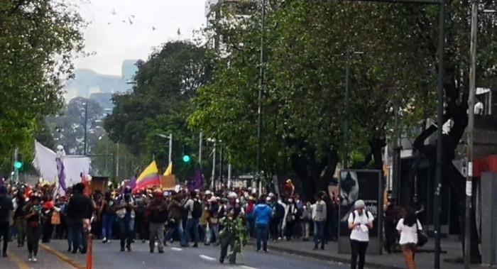 La Policía de Ecuador atacó con gases lacrimógenos y perdigones a los manifestantes en las inmediaciones de la Asamblea Nacional