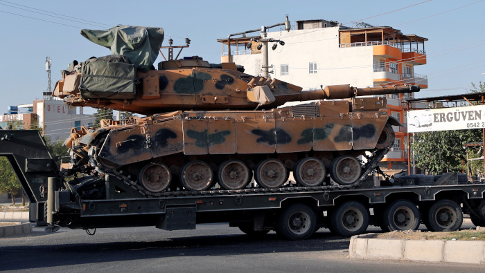 Un vehículo militar turco transporta un tanque en la ciudad de Akcakale, en la frontera con Siria.