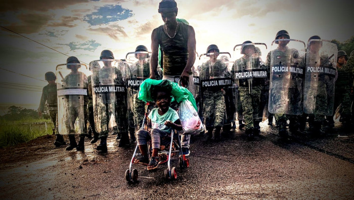 La Guardia Nacional de México custodia a un migrante en el estado de Chiapas.