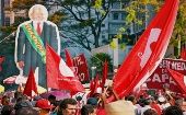 Los manifestantes salieron con pancartas y canticos que aluden las irregularidades suscitadas en el caso contra el presidente del Partido de los Trabajadores (PT).