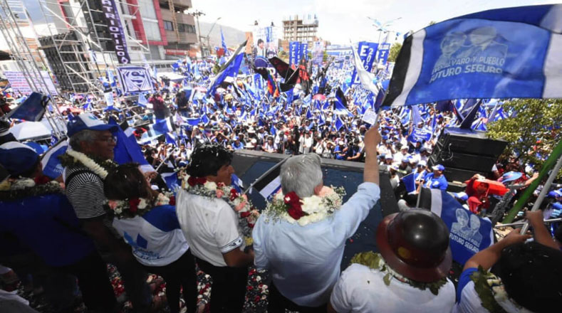 Los candidatos del MAS se presentaron este miércoles en el departamento de Cochabamba, acompañados por sus seguidores que mostraban el respaldo al binomio Morales-Linera.