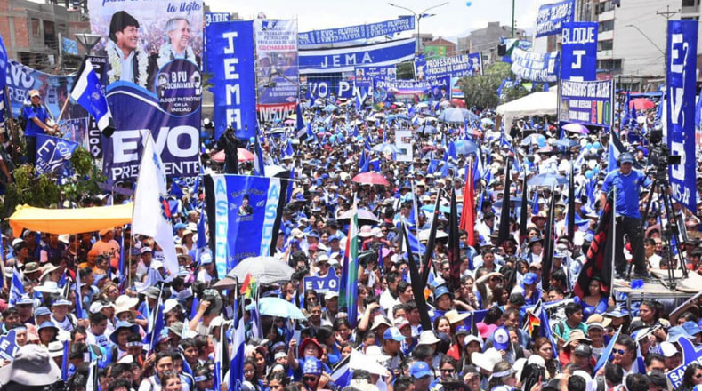Según las últimas encuestas presentadas en el país, Morales lidera la intención de votos con una ventaja conderable respecto a sus contrincantes, entre ellos, el candidato de Comunidad Ciudadana, Carlos Mesa; y de la alianza Bolivia dice No, Óscar Ortiz.