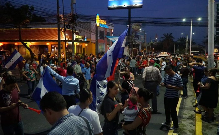 Los hondureños exigen la salida de su presidente, al que califican de narco y corrupto.