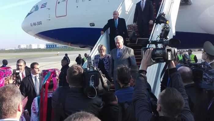 El presidente cubano y su delegación arriban al país luego de impulsar relaciones con Irlanda.