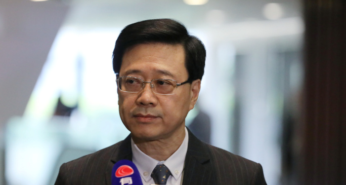 El secretario de Seguridad John Lee Ka-Chiu anuncia la retirada del proyecto de ley de extradición.