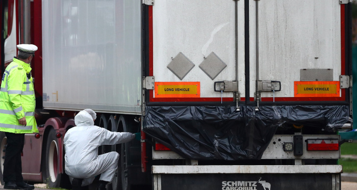 La policía en la escena donde se descubrieron los cuerpos en un camión contenedor, en Grays, Essex,
