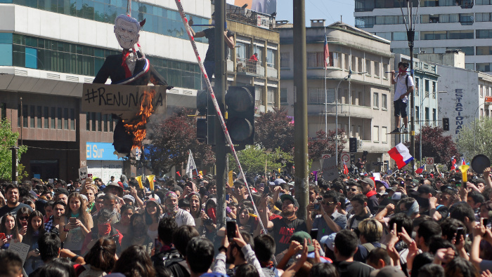 Manifestantes cuelgan y queman una efigie del presidente chileno Sebastián Piñera durante una marcha en la ciudad de Concepción.