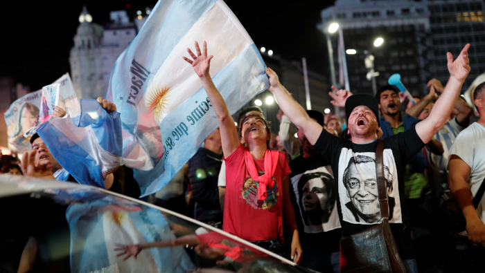 Partidarios del Frente de Todos celebran la victoria electoral de Alberto Fernández la noche del domingo en Buenos Aires.