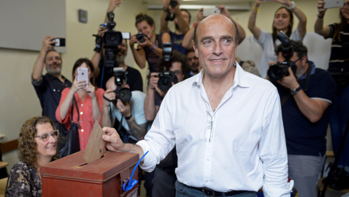 El oficialista Daniel Martinez disputará la presidencia de Uruguay con el conservador Luis Lacalle.