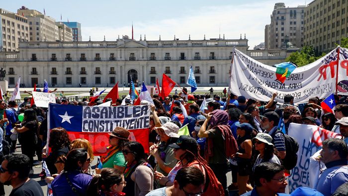 Los manifestantes exigen a Piñera un incremento sustancial del salario mínimo para todos los trabajadores, el reconocimiento a la plena libertad sindical, entre otros.