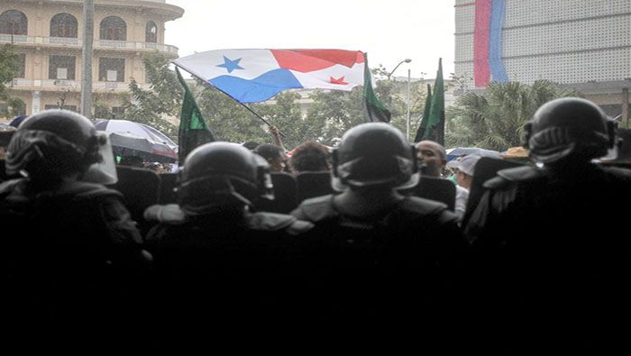 Policías impiden el paso de estudiantes a la Asamblea Nacional de Panamá.