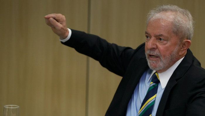 El expresidente Lula da Silva acusa a Bolsonaro de vender a Brasil.