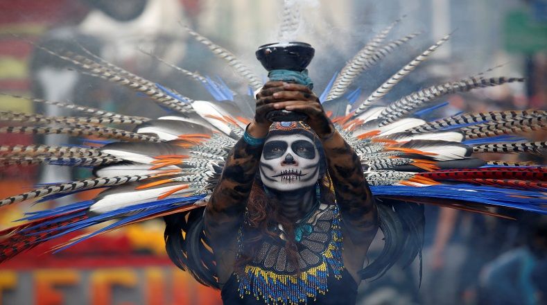 Este año el mega desfile del Día de Muertos contó con 30 proyectos artísticos, grupos coreográficos, 12 carros alegóricos, 50 comparsas, marionetas inmensas,  más de 3.000 artistas, entre ellos malabaristas y acróbatas.