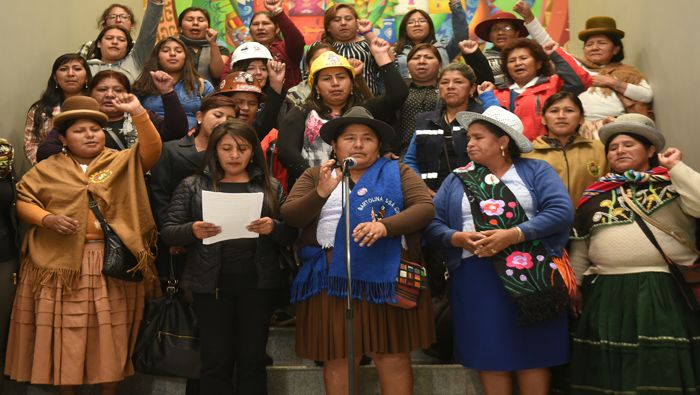 Las mujeres leyeron un manifiesto para reiterar su compromiso con la defensa de la paz, la democracia y la dignidad en Bolivia.