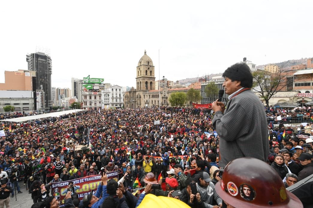 Los bolivianos rechazan en el intento de golpe de Estado que pretende ejecutar la derecha contra el presidente indígena.