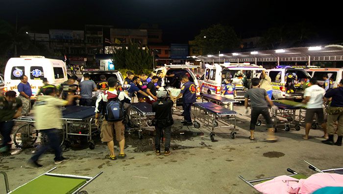 Equipos médicos reciben a las víctimas del ataque armado en el sur de Tailandia.