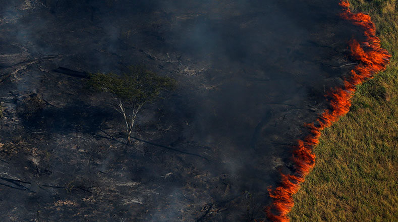 El incendio del Amazona develo un conflicto entre bel Gobierno brasileño y las comunidades indígenas y defensores ambientales.
