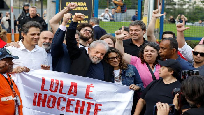 Desde diferentes partes de Brasil llegan para expresar su respaldo al exmandatario brasileño, preso con una condena en segunda instancia.