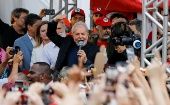Lula fue aclamado por cientos de seguidores e integrantes del campamento "Lula libre", que permanecían a las puertas de la penitenciaría desde que fue detenido.