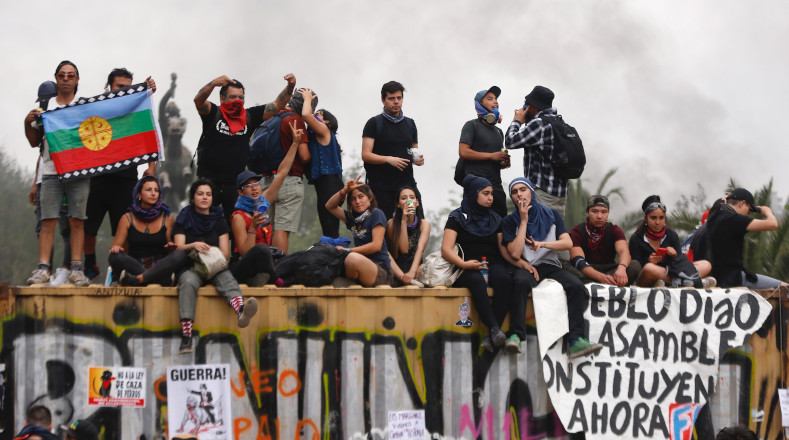 Las protestas iniciaron a mediados de octubre en rechazo al aumento en el precio de la tarifa del metro en  la región metropolitana de Chile.