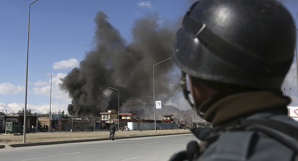 Un terrorista suicida detonó su coche bomba en el distrito policial PD 15, en el norte de la capital afgana, ante un convoy de asesores extranjeros del Ministerio del Interior.
