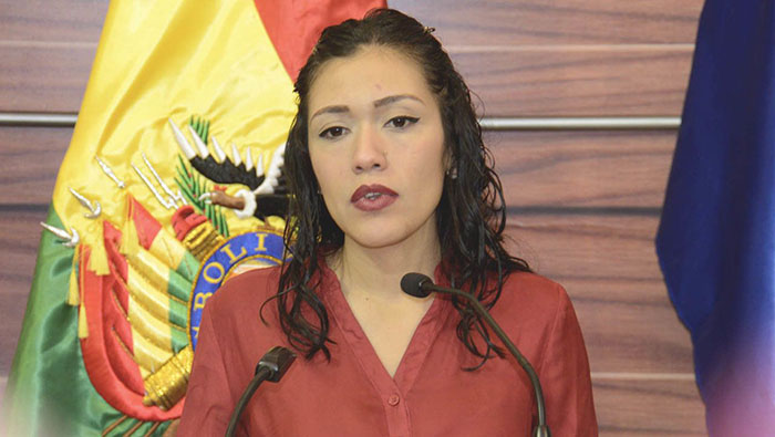 La senadora criticó a su colega, Jeanine Áñez, quien instauró una sesión sin quórum y se autoproclamó presidenta de la Nación.