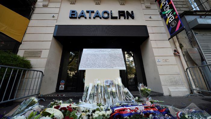 La población rindió homenaje a las víctimas en el Bataclan, donde murieron 90 personas, y elevaron un monumento con el nombre los fallecidos.