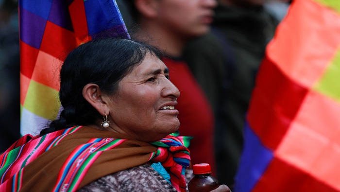 Una de las mayores muestras de racismo durante los últimos días en Bolivia ha sido la quema de la bandera de la comunidad indígena, conocida como 