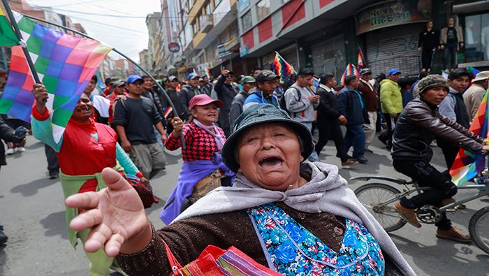 Miles de bolivianos protestan contra el golpe de Estado a Evo Morales.