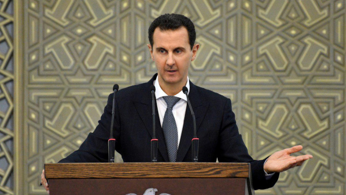 El presidente sirio habla durante una reunión con los jefes de los consejos locales, a principios de 2019.