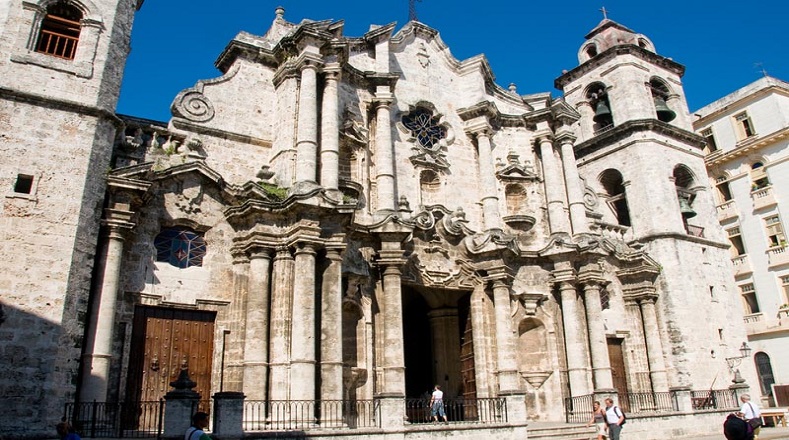 La Catedral de la Arquidiócesis de La Habana es un templo católico de estilo barroco construido en el siglo XVIII; la UNESCO lo declaró Patrimonio de la Humanidad en el año 1982. Resulta un sitio muy concurrido por turistas  por la belleza de su arquitectura y altares.