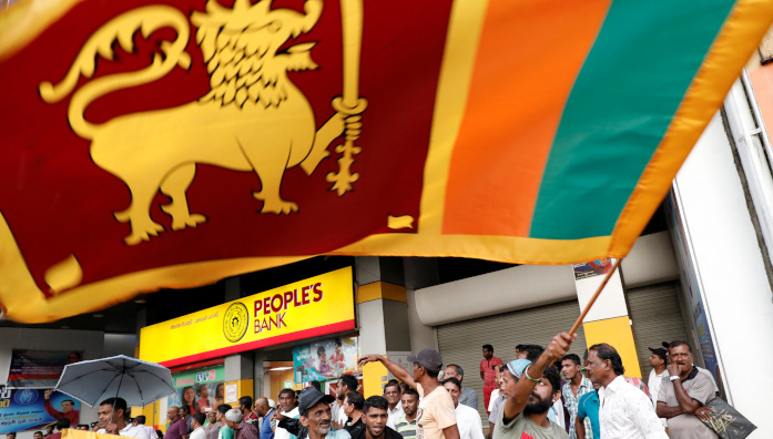 Personas celebrando en Colombo al término de la votación de las elecciones presidenciales.