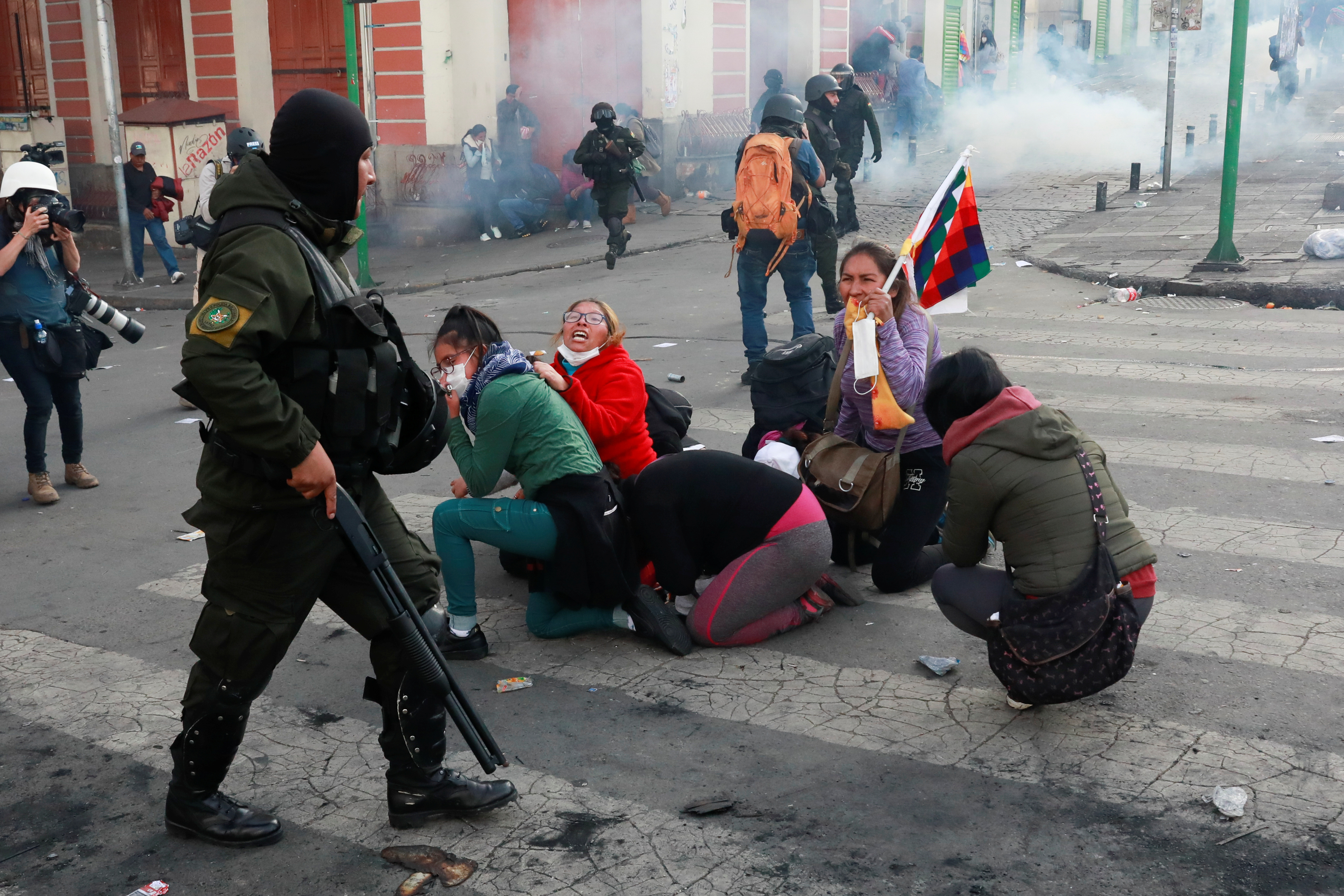 La represión contra las marchas que repudian el golpe de Estado en Bolivia han dejado al menos 24 indígenas muertos. 