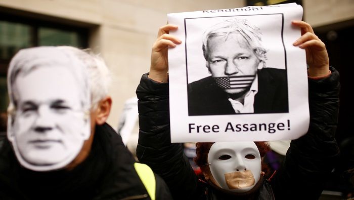 La salud del periodista está en detrimento pues permanece aislado hasta 22 horas diarias, según denunció el grupo de abogados de Julián Assange.